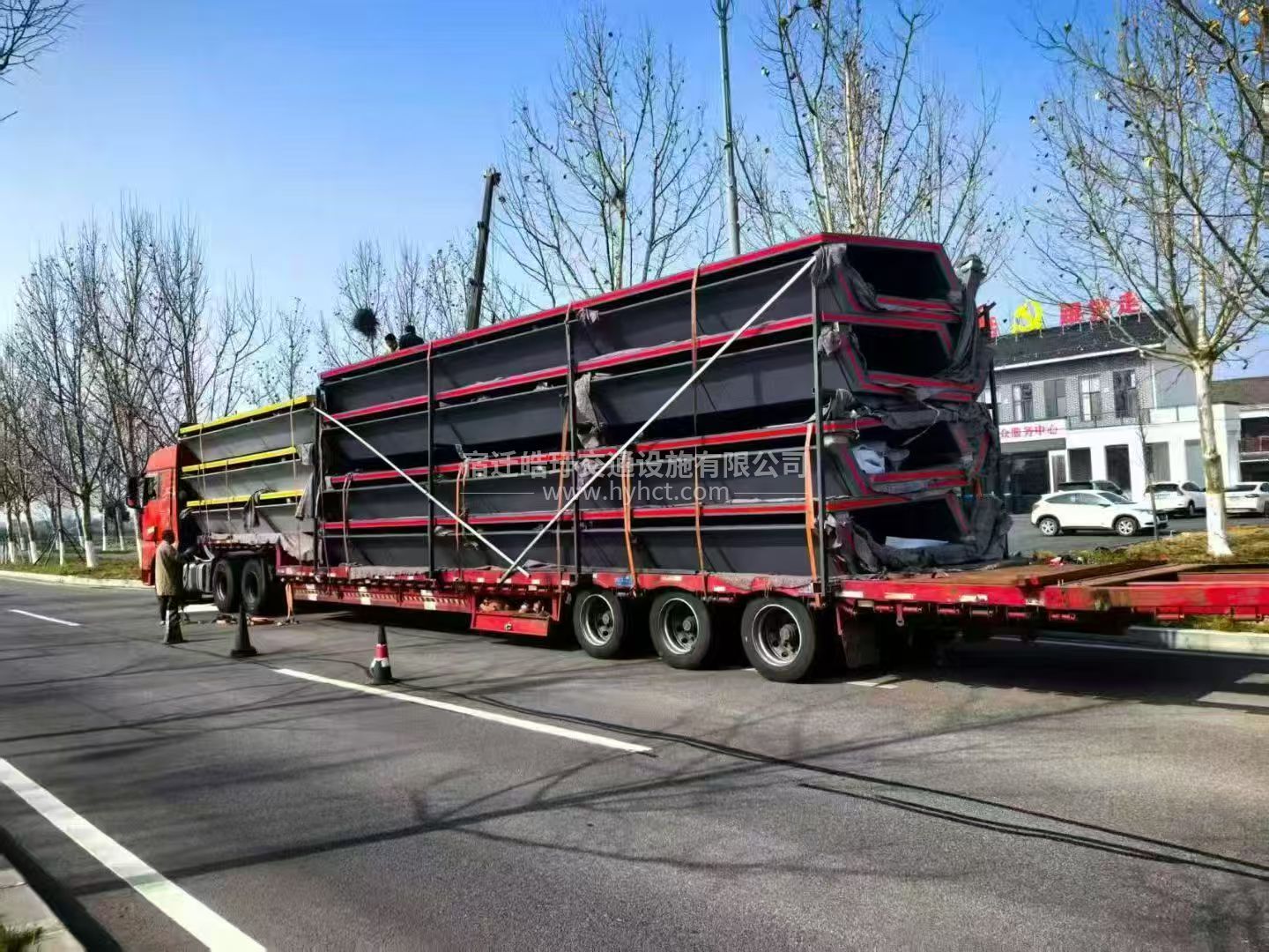 宿迁实体厂家公交站台现场指导安装中